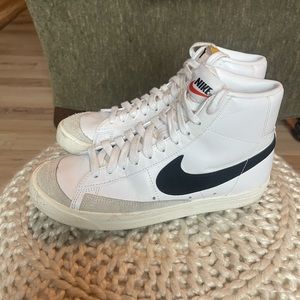 Nike Women’s Blazer Mid 77